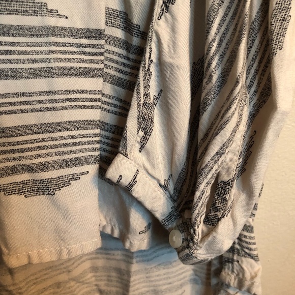 5/$25 🚨LAST CHANCE🚨 Women’s shirt - Picture 3 of 4